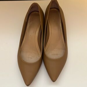 Vionic tan pointy toe flats